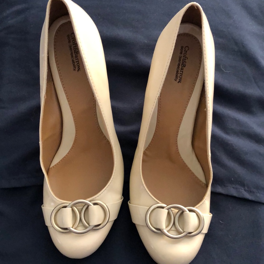 Croft &Barrow beige dress shoes size 9